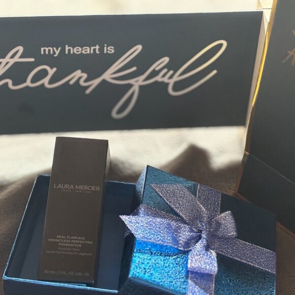 Colors below LAURA MERCIER REAL FLAWLESS WEIGHTLESS PERFECTING FOUNDATION - Picture 6 of 12